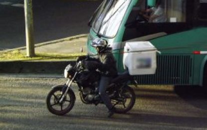 Descubra agora: moto pode ou não andar no corredor?