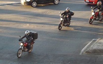 Pesquisa mostra que 44% dos motociclistas admitem usar o celular enquanto pilotam