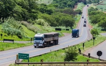 Bolsonaro veta avaliação periódica de saúde a motoristas profissionais