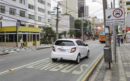 Saiba como fazer a conversão em ruas com faixas exclusivas para ônibus