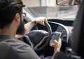 Uso do celular ao volante é uma das infrações mais cometidas em SP