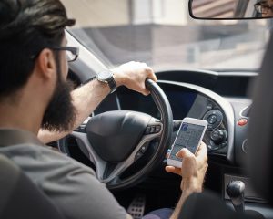 Uso do celular ao volante é uma das infrações mais cometidas em SP