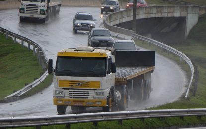 Exame toxicológico em caminhoneiros reduz acidentes em 38% nas estradas federais