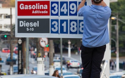 Preço da gasolina termina a semana em leve alta, diz ANP