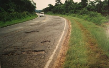 Buracos na pista podem provocar desgaste prematuro dos amortecedores