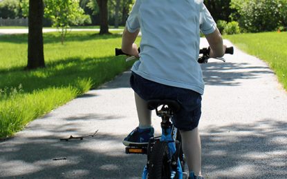 Como transportar e andar de bicicleta com crianças de forma segura