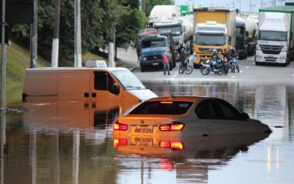 Teve o carro atingido por uma enchente? Saiba o que fazer